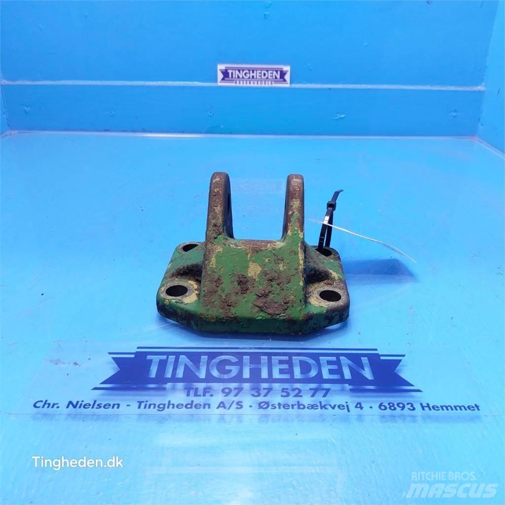 John Deere 3140 Навесное оборудование и запчасти