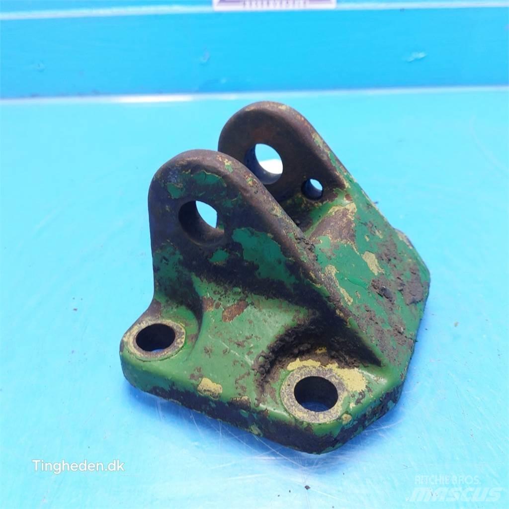 John Deere 3140 Навесное оборудование и запчасти
