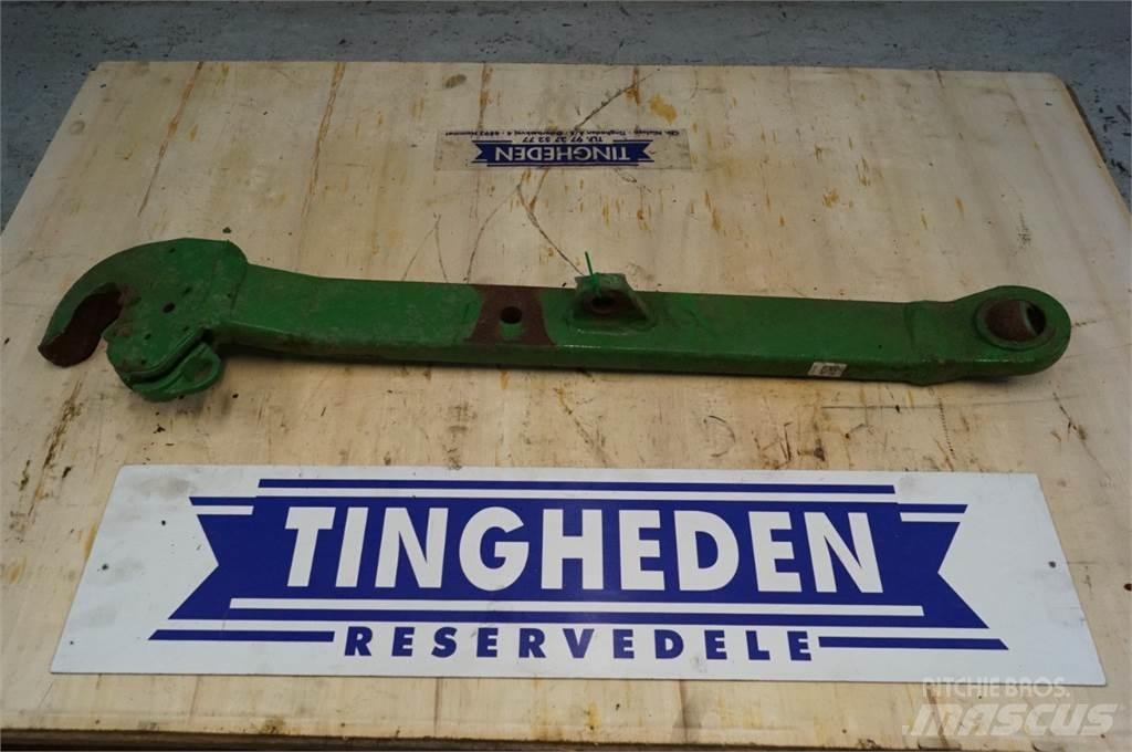 John Deere 5115R Навесное оборудование и запчасти