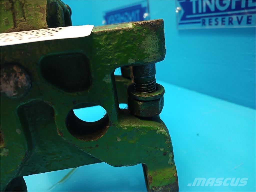 John Deere 710 Навесное оборудование и запчасти