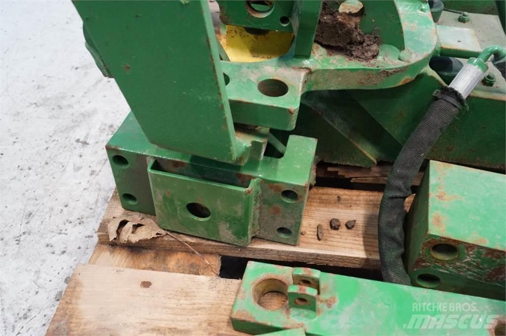John Deere 8235R Навесное оборудование и запчасти