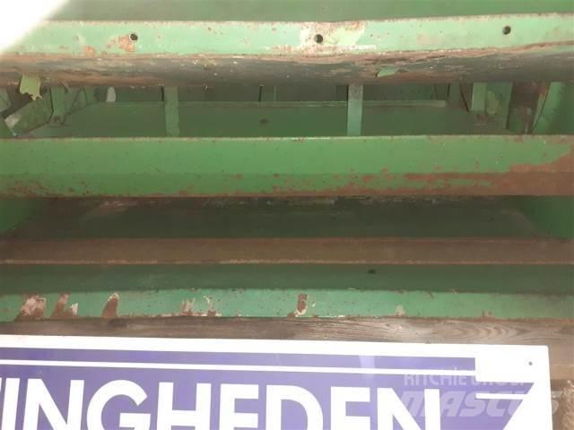 John Deere 955 Пескоразбрасыватели