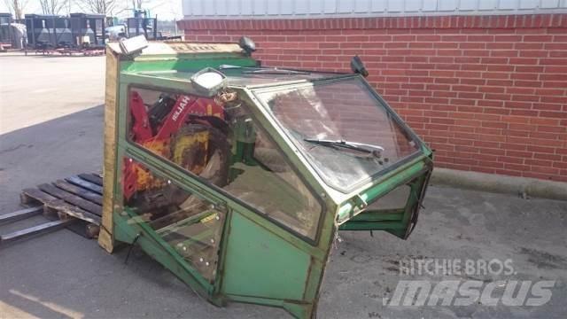 John Deere 975 Кабины