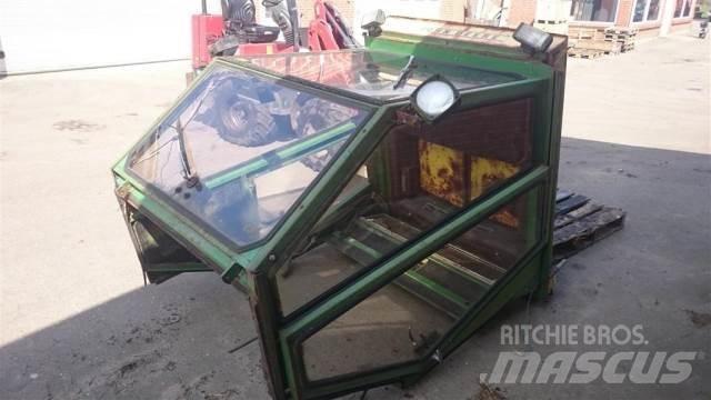 John Deere 975 Кабины