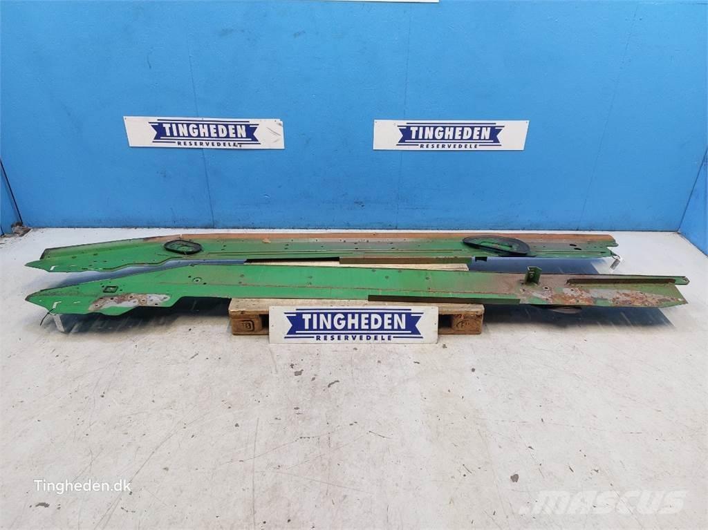 John Deere S670 Пескоразбрасыватели