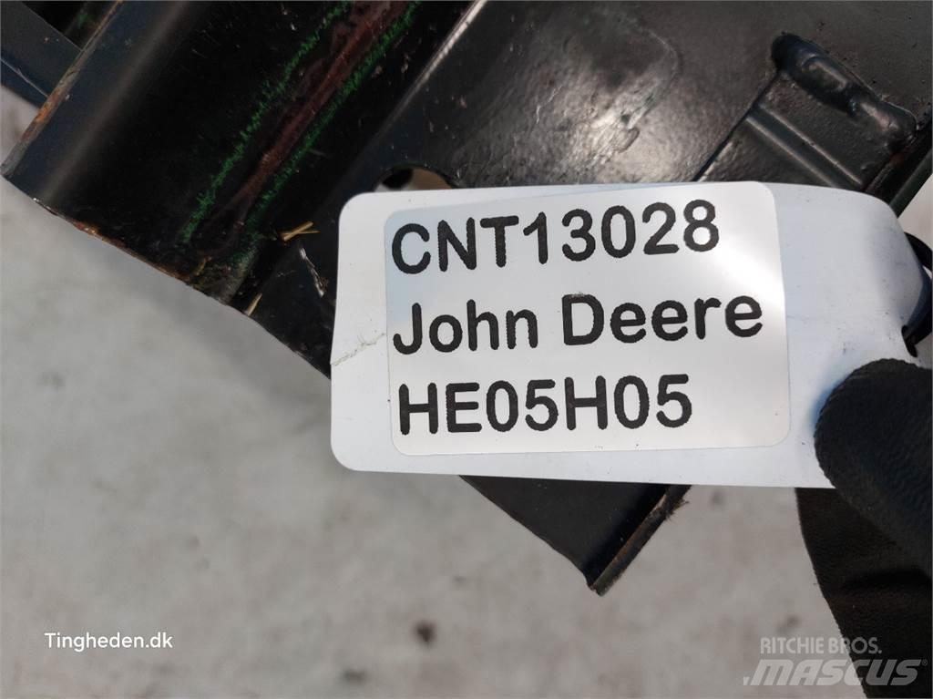 John Deere S670 Пескоразбрасыватели