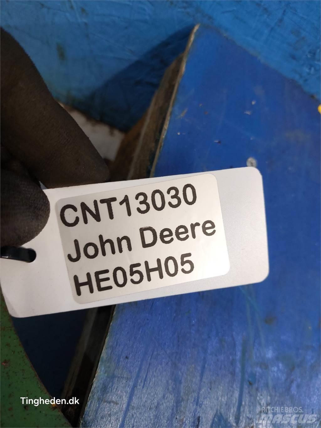 John Deere S670 Пескоразбрасыватели