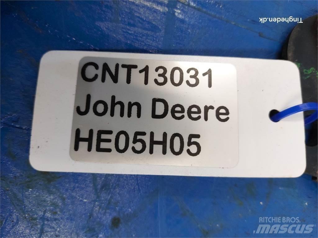 John Deere S670 Пескоразбрасыватели