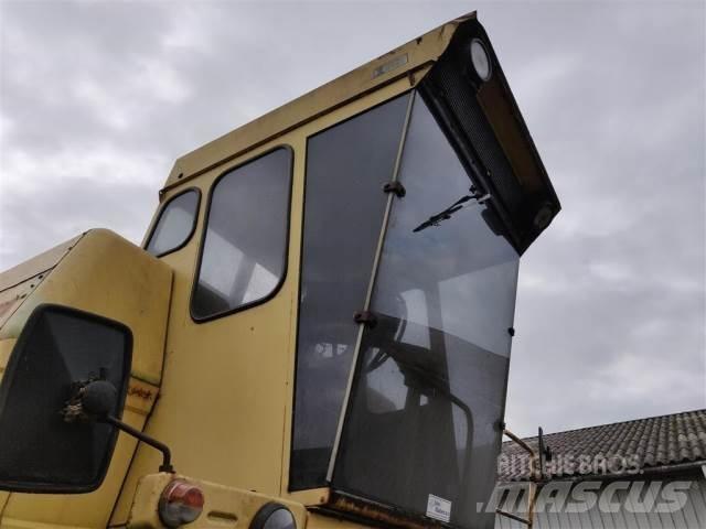 New Holland 1550 Кабины