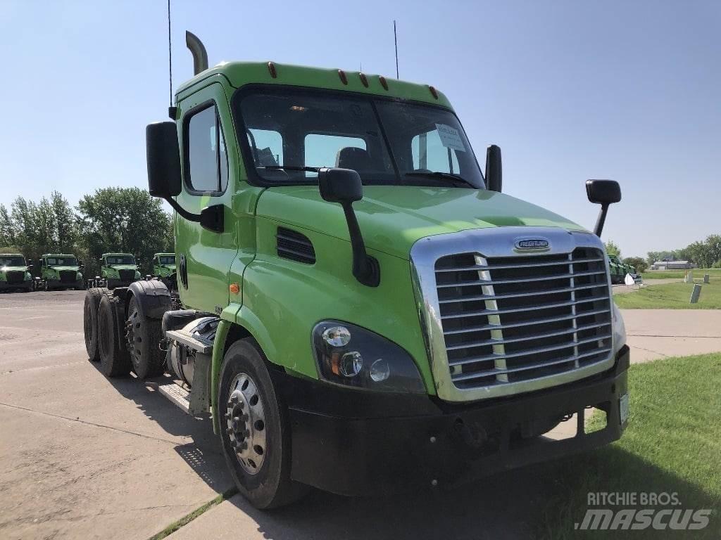 Freightliner CA113 Седельные тягачи