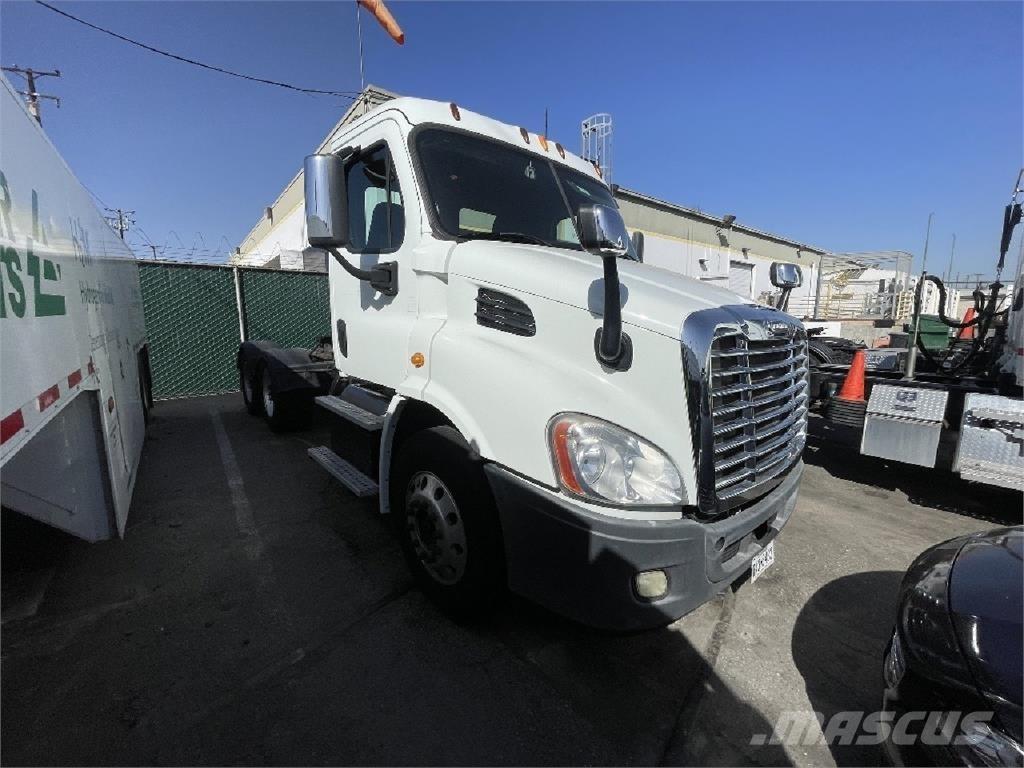Freightliner CA113 Седельные тягачи