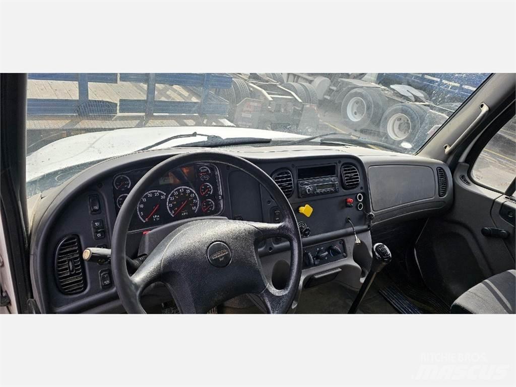 Freightliner M2 106 Грузовики-платформы/боковая разгрузка