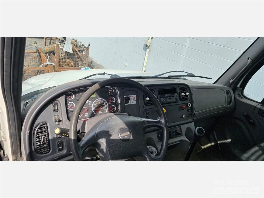Freightliner M2 106 Грузовики-платформы/боковая разгрузка
