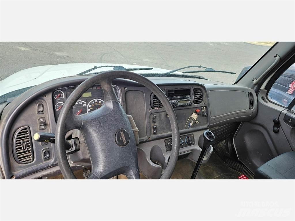 Freightliner M2 106 Грузовики-платформы/боковая разгрузка