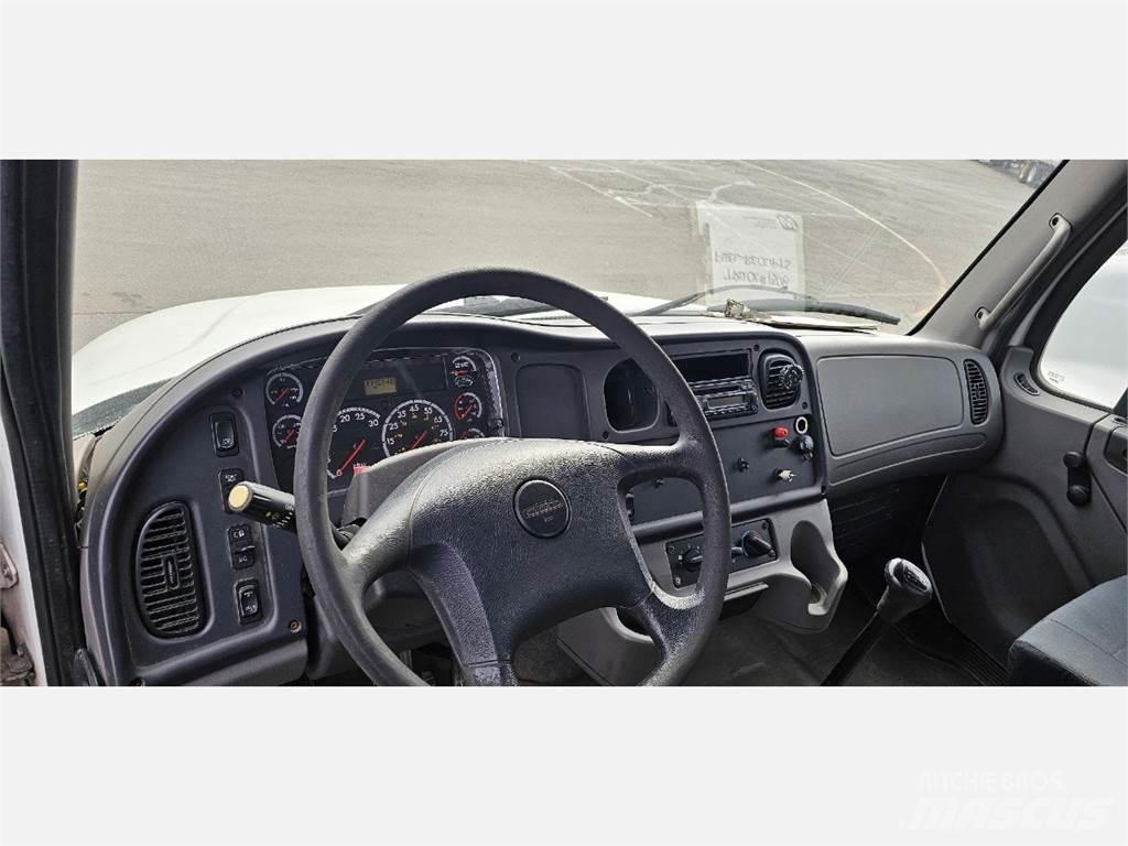 Freightliner M2 106 Грузовики-платформы/боковая разгрузка
