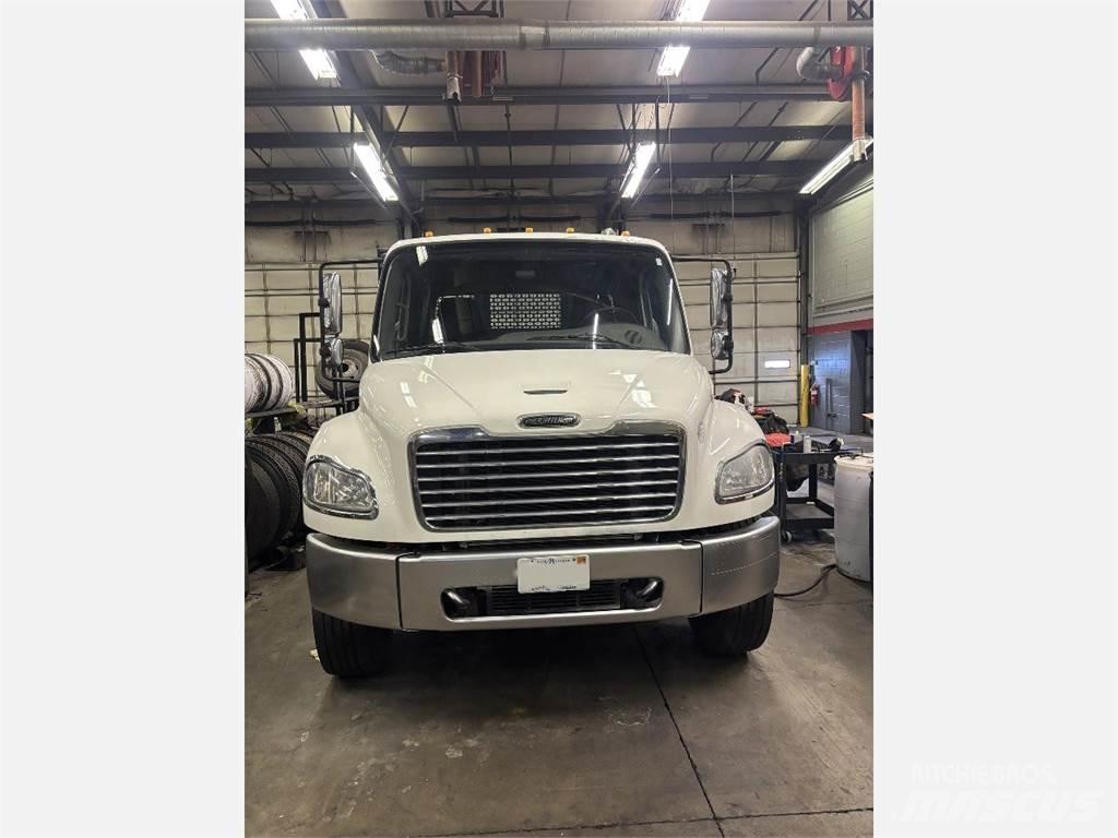 Freightliner M2 106 Грузовики-платформы/боковая разгрузка