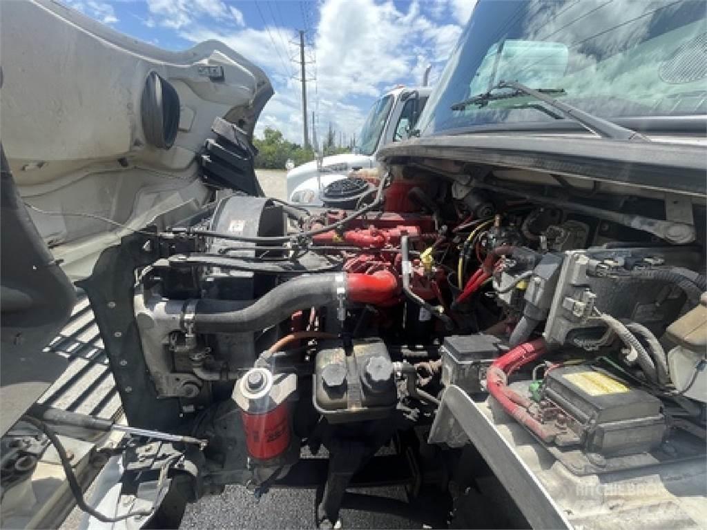 Freightliner M2106 Грузовики для доставки напитков