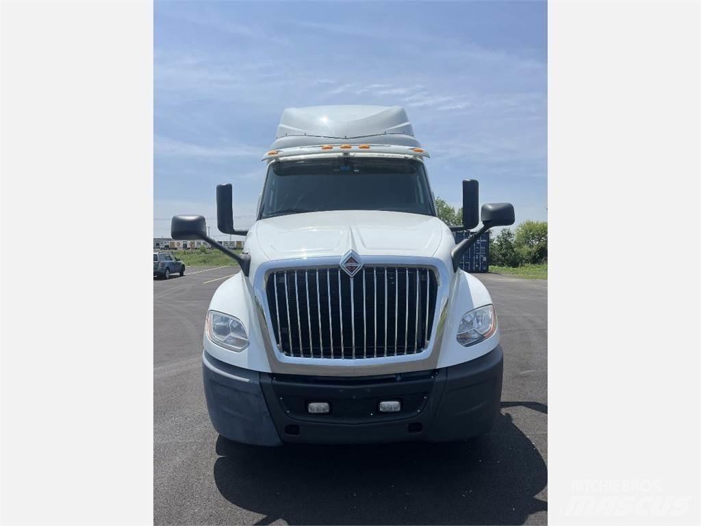 International LT625 Седельные тягачи