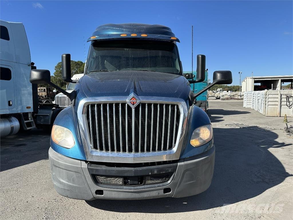 International LT625 Седельные тягачи