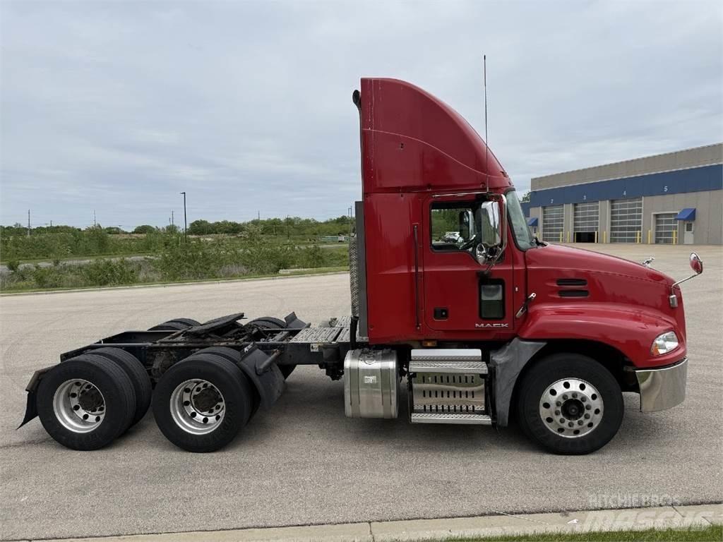 Mack CXU613 Седельные тягачи