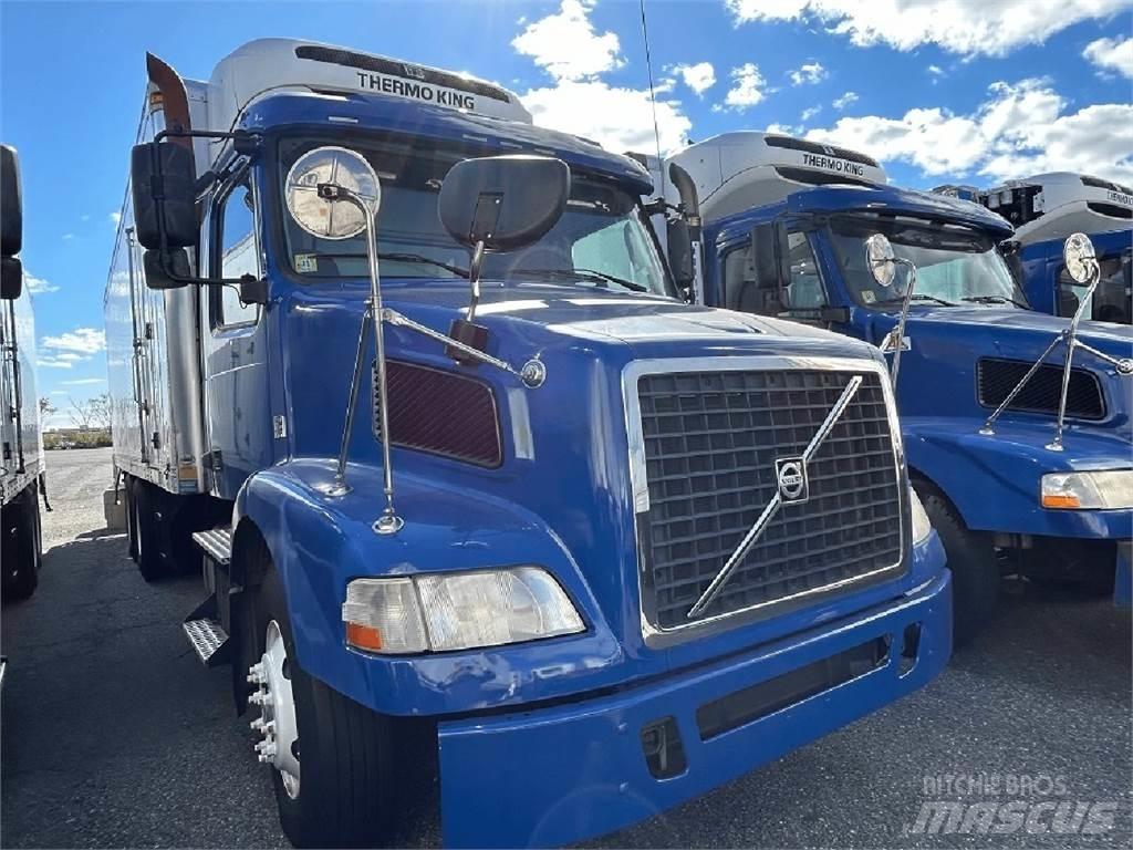 Volvo VNM64T200 Грузовики-Рефрижераторы