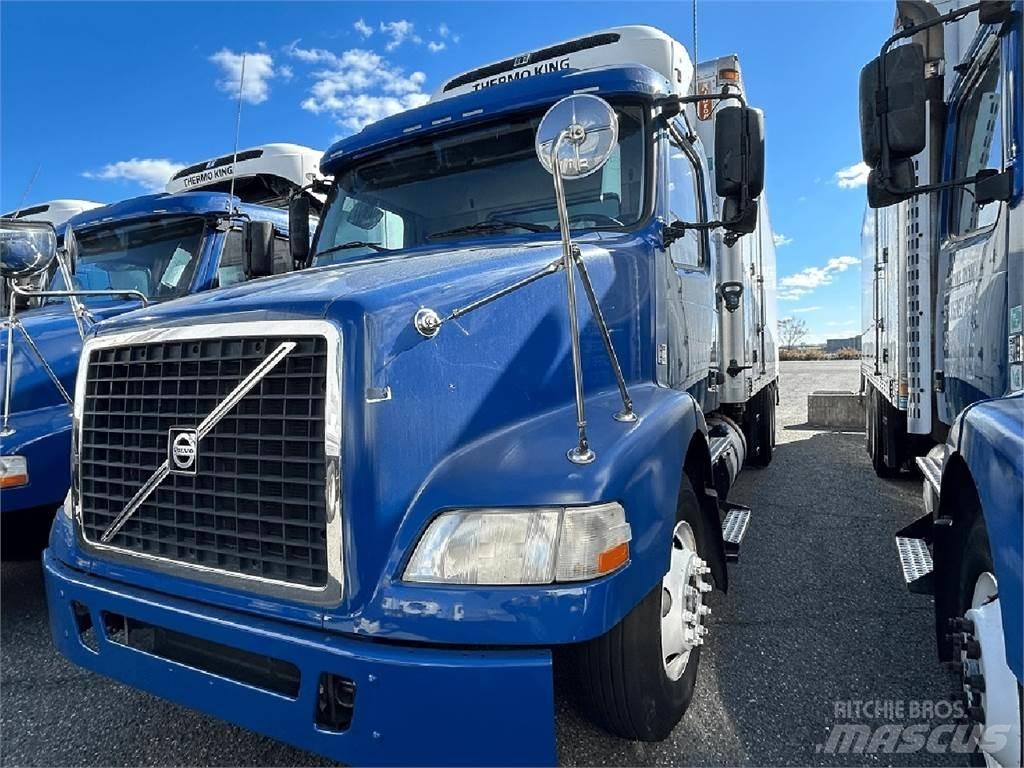 Volvo VNM64T200 Грузовики-Рефрижераторы