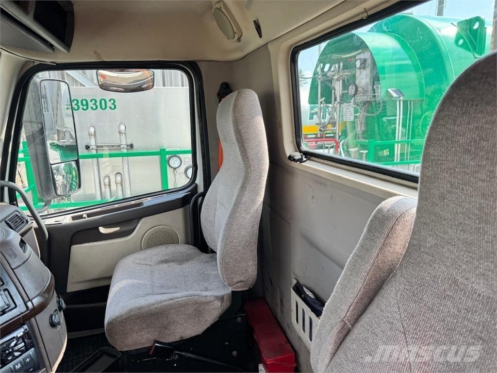 Volvo VNM64T200 Седельные тягачи