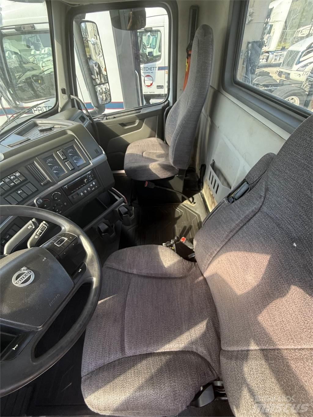 Volvo VNR64T300 Седельные тягачи