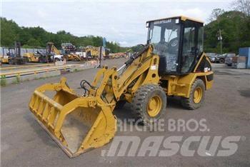 CAT 902 Фронтальные погрузчики