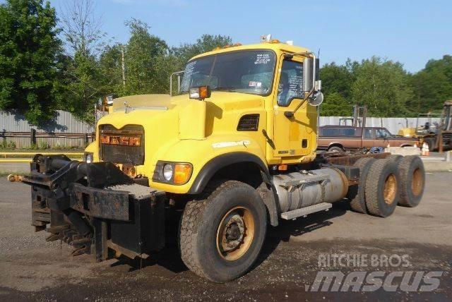 Mack CV713 Шасси с кабиной