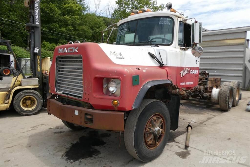 Mack DM688X Шасси с кабиной