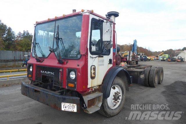 Mack MR688S Шасси с кабиной