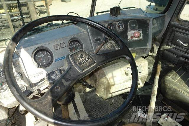 Mack RD690S Кабины