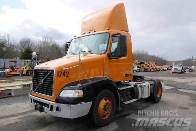 Volvo VNM42T Шасси с кабиной