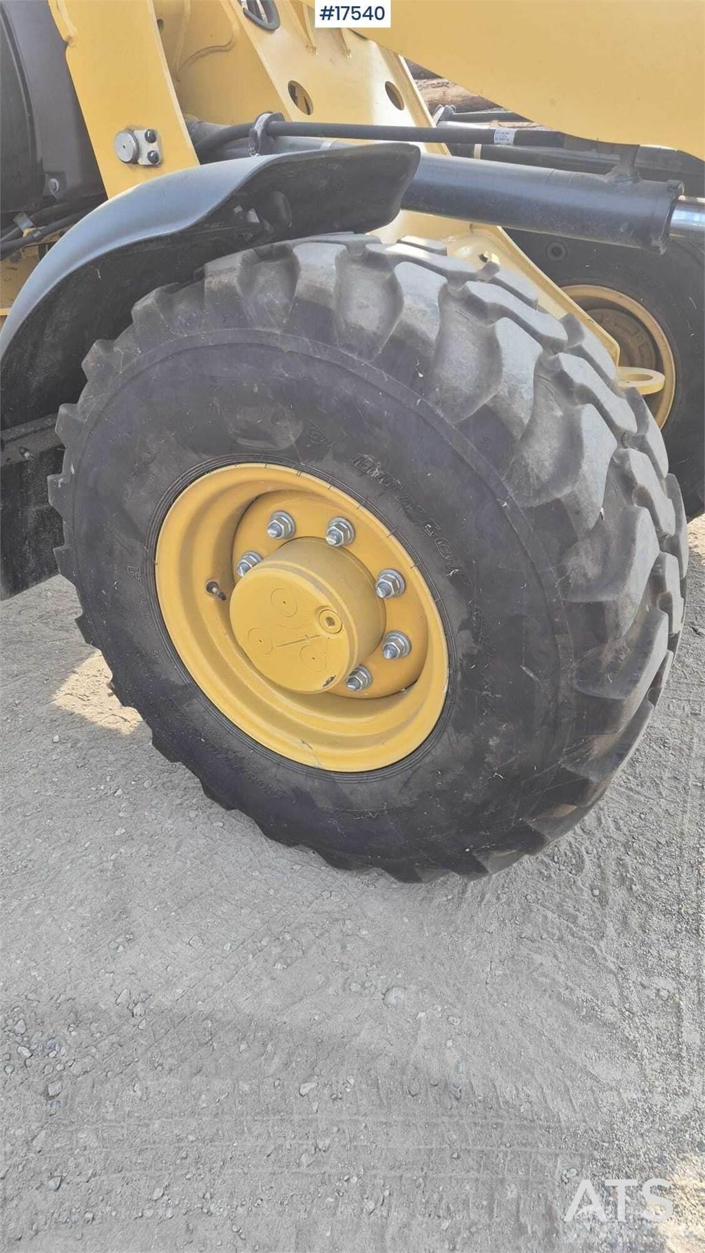 CAT 906M Фронтальные погрузчики