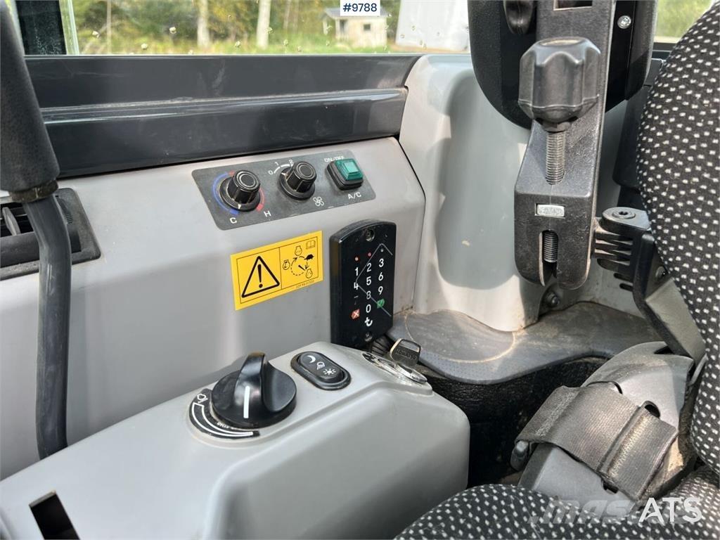 Komatsu PC55MR-5E0 Мини-экскаваторы