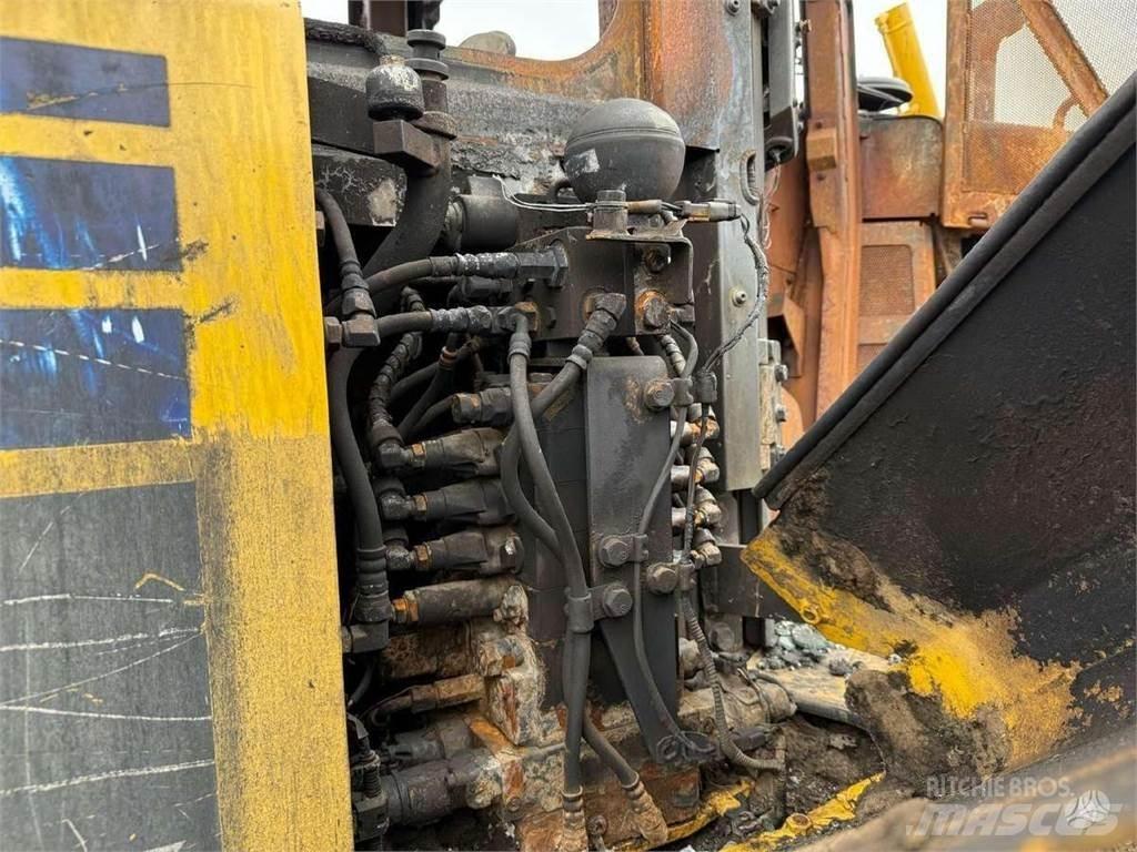 Komatsu D65WX-18 Гусеничные бульдозеры
