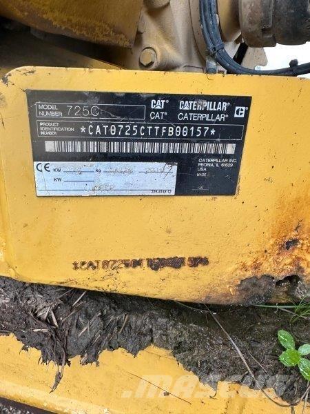 CAT 725C Шарнирно-сочленённые самосвалы