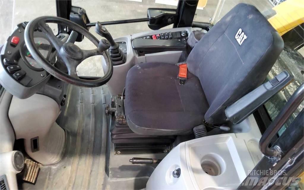 CAT 906M Фронтальные погрузчики