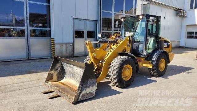 CAT 906M Фронтальные погрузчики