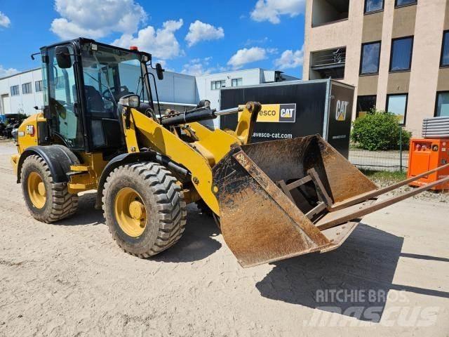 CAT 908M Фронтальные погрузчики