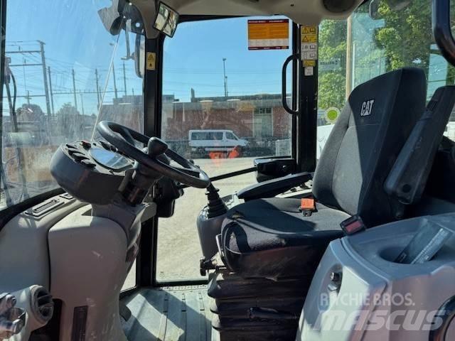 CAT 908M Фронтальные погрузчики