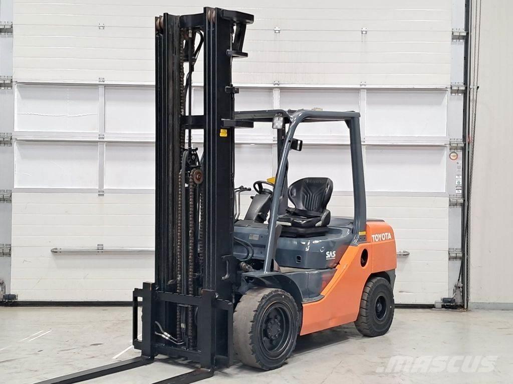Toyota 02-8FDF30 Дизельные погрузчики