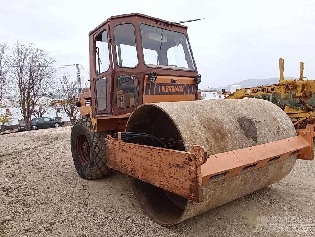 CASE W 1102 Уплотнители грунта