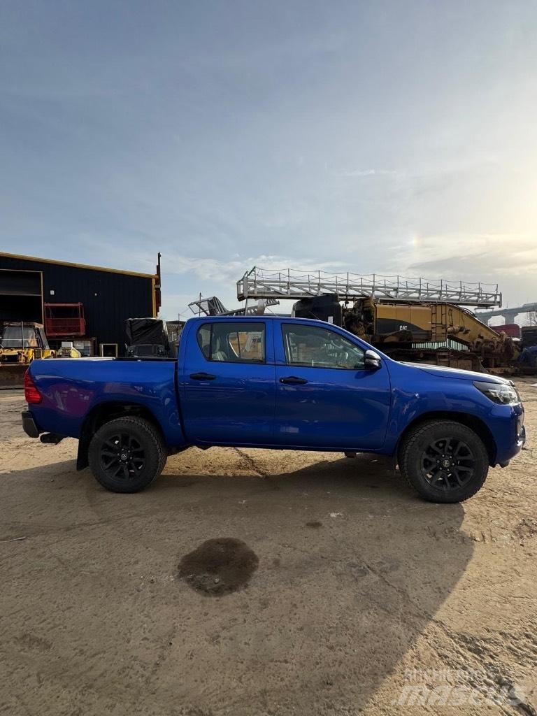 Toyota Hilux Active Бортовые фургоны