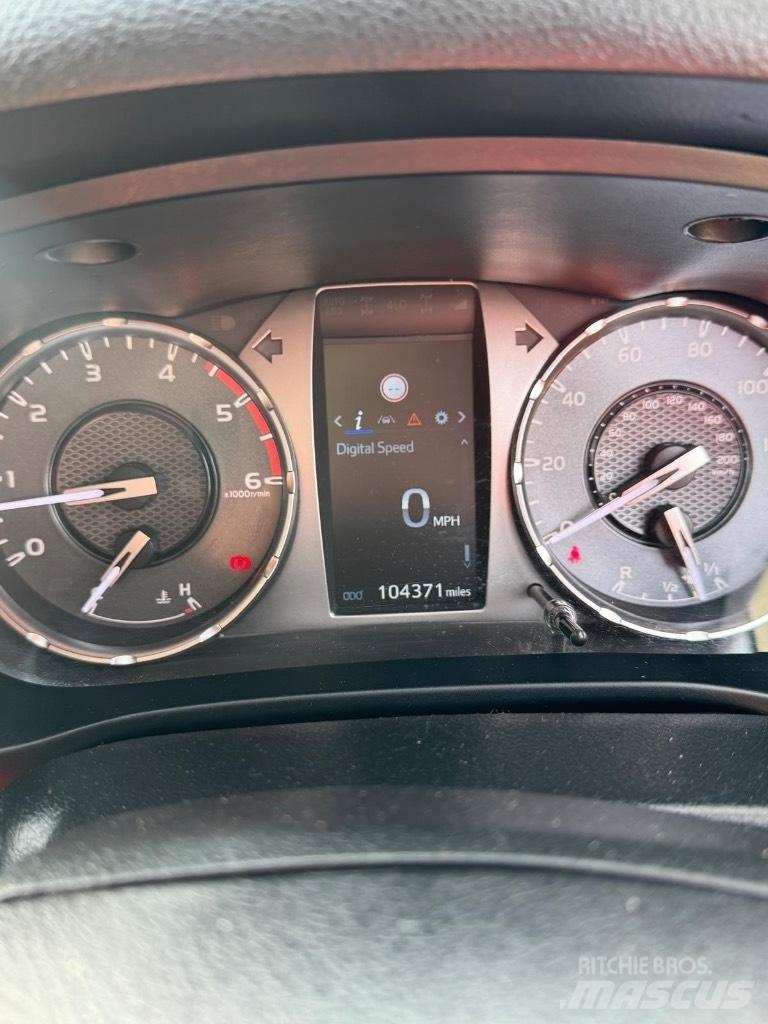 Toyota Hilux Active Бортовые фургоны