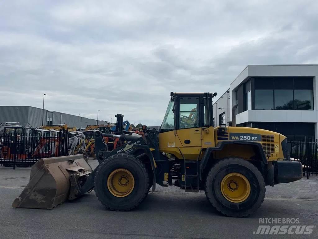 Komatsu WA250 Фронтальные погрузчики