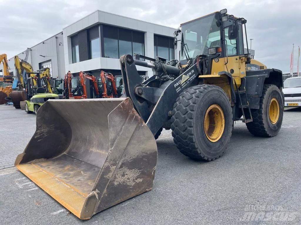 Komatsu WA250 Фронтальные погрузчики