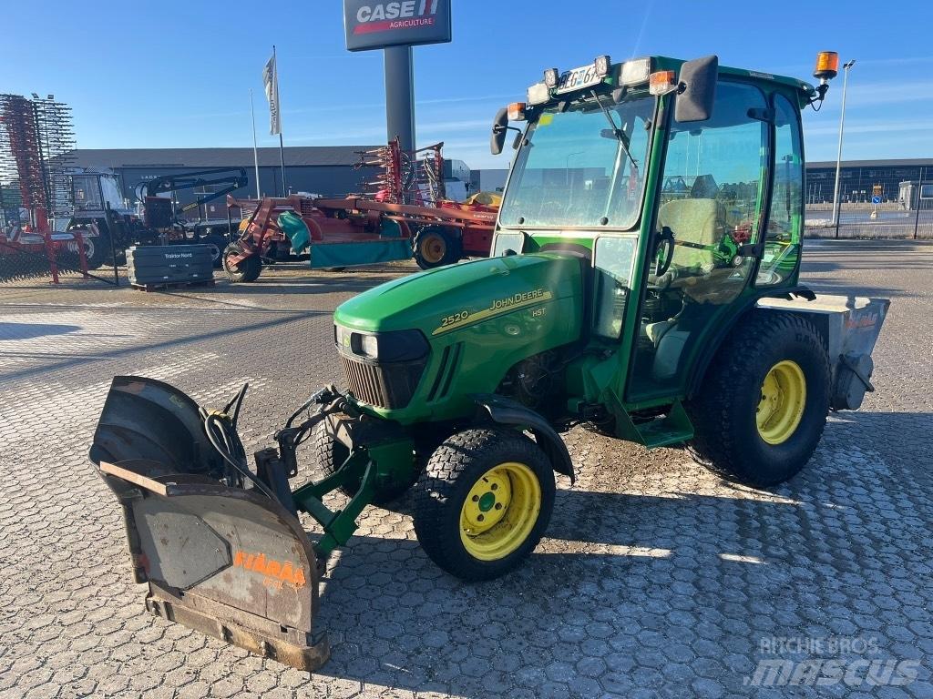 John Deere 2520 HST Коммунальные тракторы
