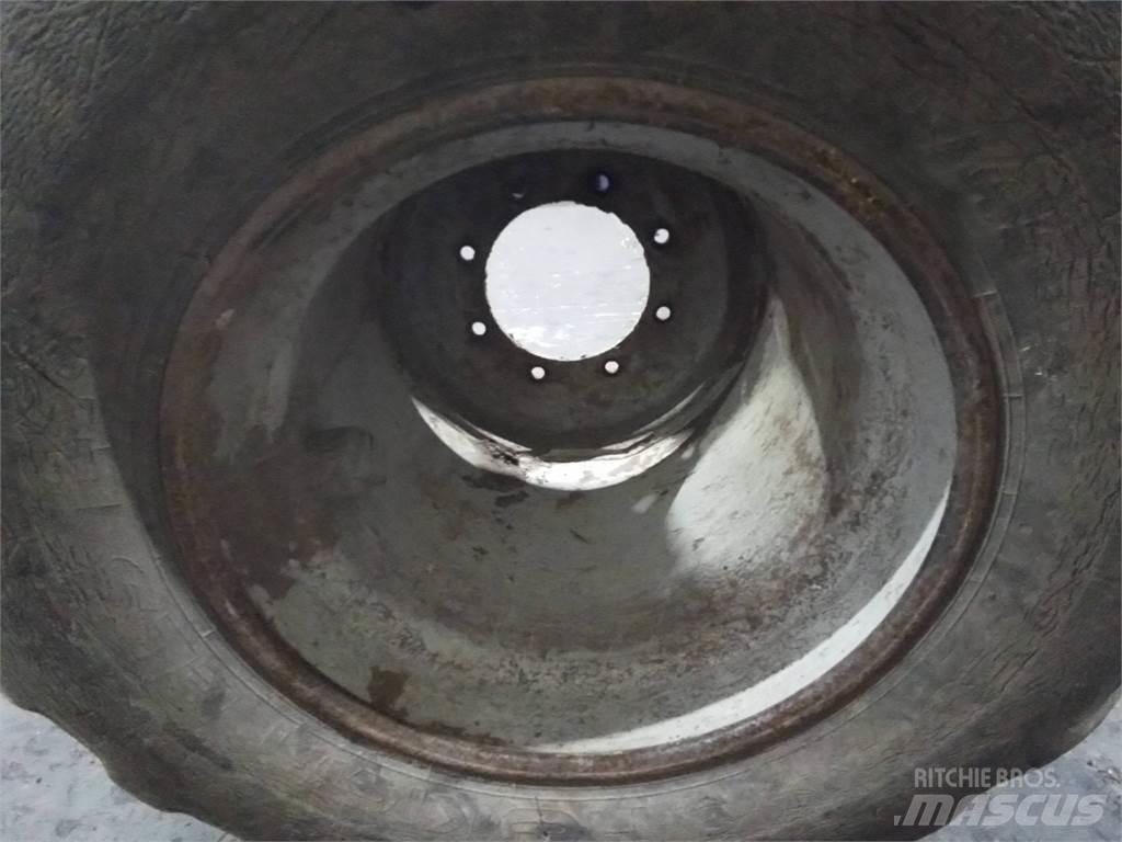 Valmet 820 24x22,5 Шины и колёса